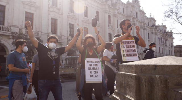 Peruanos se congregan por sexto día en Plaza San Martín.