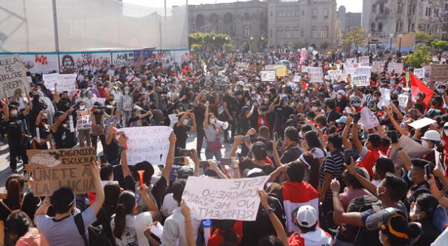 Peruanos se congregan por sexto día en Plaza San Martín.