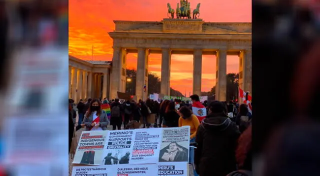 Los ciudadanos peruanos se reunieron en la Puerta de Brandenburgo.