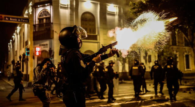 PNP lanza bombas lacrimógenas en marcha pacífica.