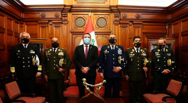 Comandantes de las FF.AA. fueron citados por Merino en Palacio de Gobierno