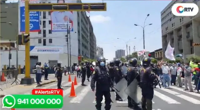 Se habría registrado un herido por represión policial frente al Congreso.