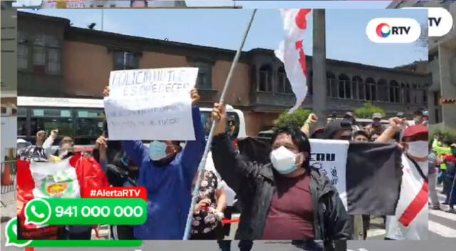 Se habría registrado un herido por represión policial frente al Congreso.