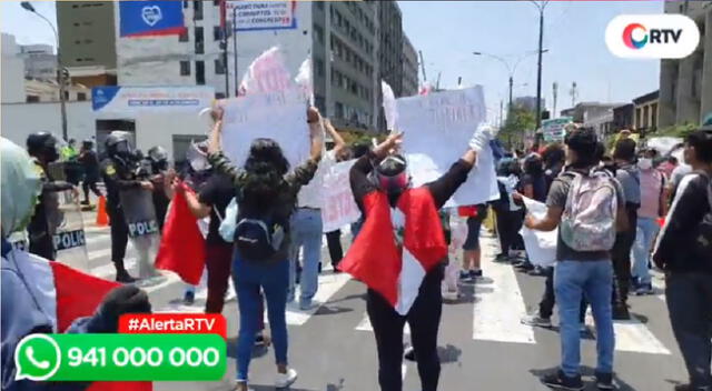 Se habría registrado un herido por represión policial frente al Congreso.