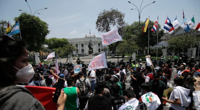 Cientos de peruanos salieron a la calle a protestar por los dos jóvenes fallecidos.