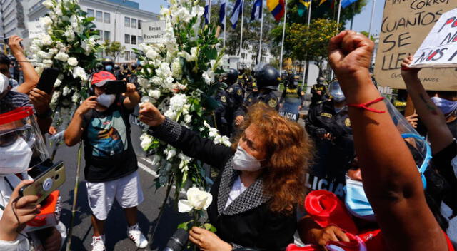 Cientos de peruanos salieron a la calle a protestar por los dos jóvenes fallecidos.