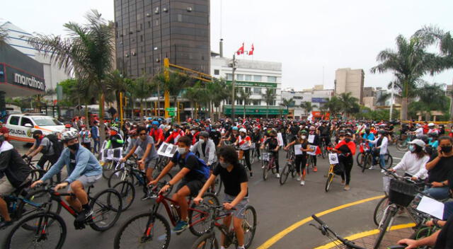 Un masivo grupo de ciclistas se concentraron el Parque Kennedy, en Miraflores.