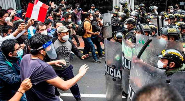 Manifestantes tildan de "asesinos" a los policías.