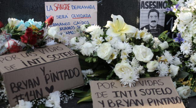 Arreglos florales en honor a jóvenes fallecidos durante protestas | Foto: John Reyes/GLR