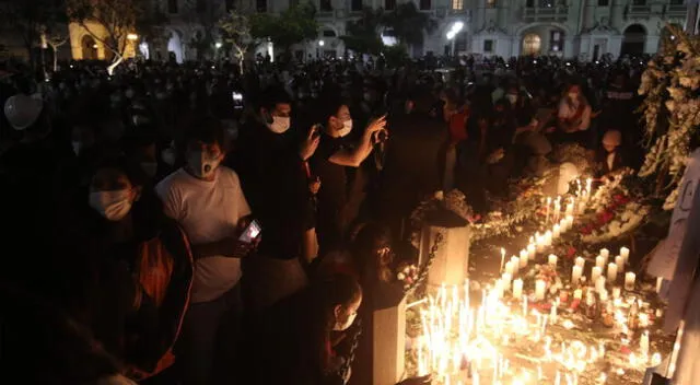 Miles hacen vigilia en Plaza San Martín por jóvenes que fallecieron en marcha contra Manuel Merino
