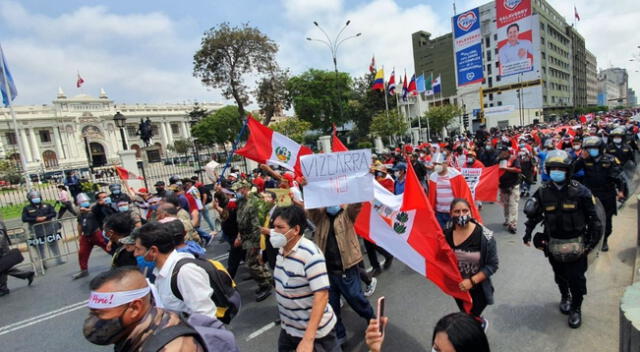 Peruanos marchan frente al Congreso de la República tras fallecimiento de Inti y Brayan.