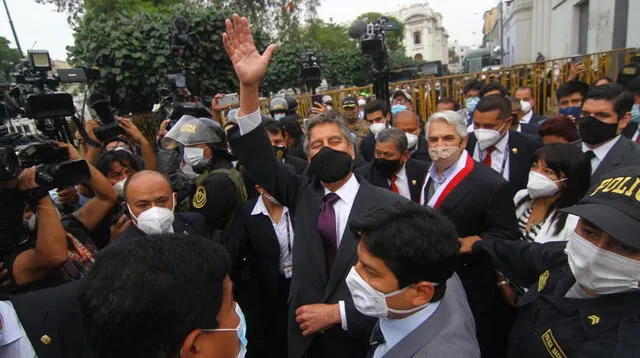 El presidente del Congreso de la República Francisco Sagasti tuvo gesto de confraternidad con los manifestantes.