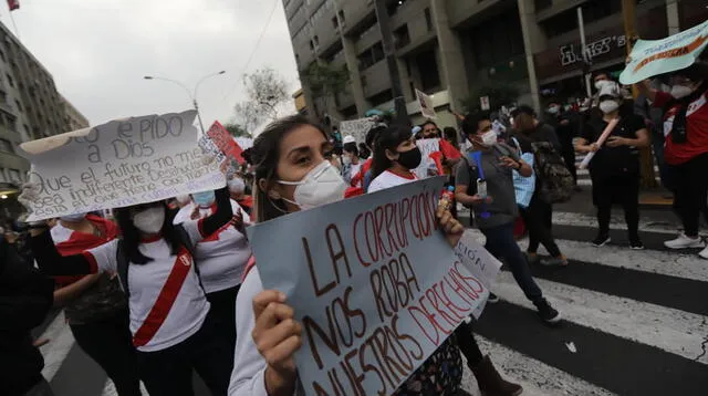 Jóvenes universitarios salen a las calles tras crisis política