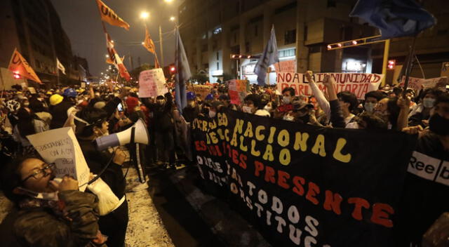 Cientos de estudiantes protestan frente al Congreso.