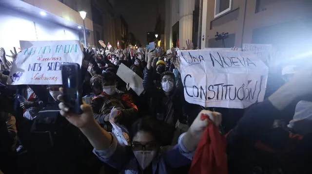 Cientos de estudiantes protestan frente al Congreso.