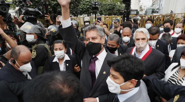 Francisco Sagasti jura como presidente del Perú tras asumir Mesa Directiva del Congreso.