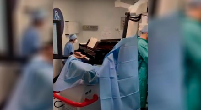 Niño es operado mientras un doctor tocaba el piano en el quirófano