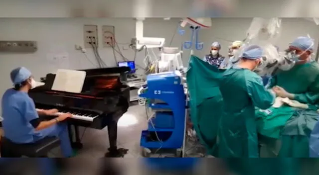 Niño es operado mientras un doctor tocaba el piano en el quirófano