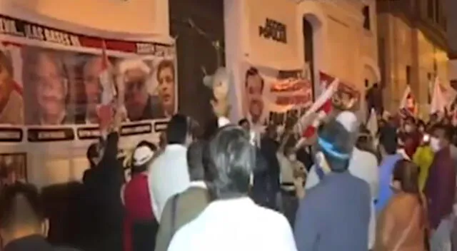 Protestan contra congresistas de Acción Popular.