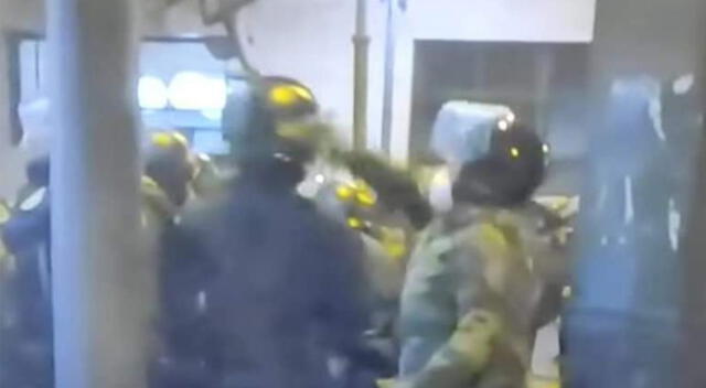 Policía es reprendido por disparar a manifestantes.