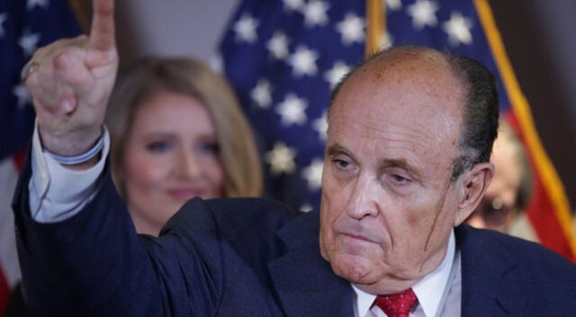 Rudy Giuliani, abogado de Donald Trump, suda tinte para el cabello mientras hablaba del supuesto fraude electoral y provoca una ola de memes en redes sociales.