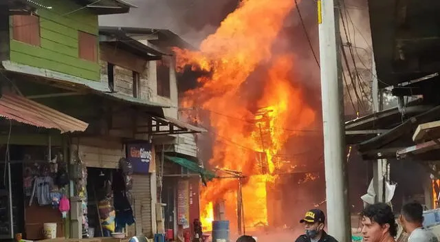 Incendio en Boca Colorado afecta viviendas y locales comerciales.