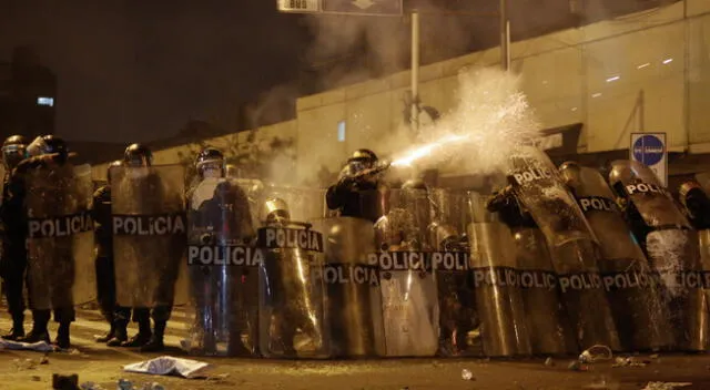 Policía Nacional en marcha nacional contra Manuel Merino.