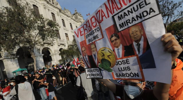 Manifestantes llegan a Plaza San Martín.