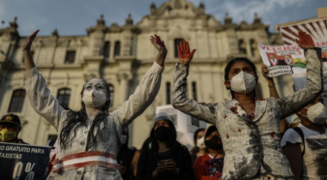 Ciudadanos conmemoran a Inti Sotelo y Bryan Pintado en Plaza San Martín.