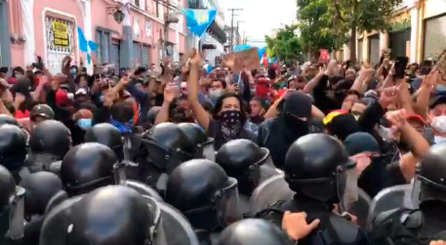 Los protestantes midieron sus fuerzas en una lucha contra los policías antimotines a la altura de octava calle cerca al Congreso de Guatemala.
