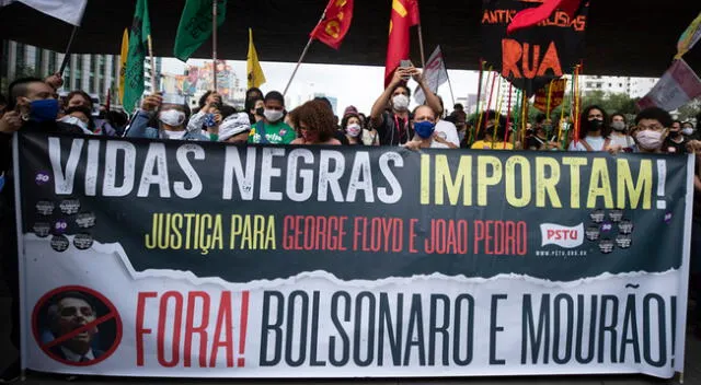 Ciudadanos protestan por la indiferencia de Bolsonaro y su vicepresidente Hamilton Mourão.