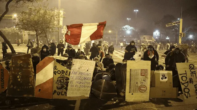 Los enfrentamientos entre manifestantes y policías se realizaron en la avenida Abancay con el cruce de Nicolás de Piérola.