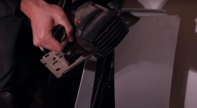 YouTuber destruye su PS5 con una cierra eléctrica y pide reembolso