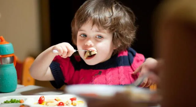 Enséñale a tus hijos a comer bien.