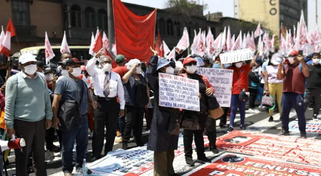 Manifestantes del Sutep y CGTP protestan en los exteriores del Congreso.