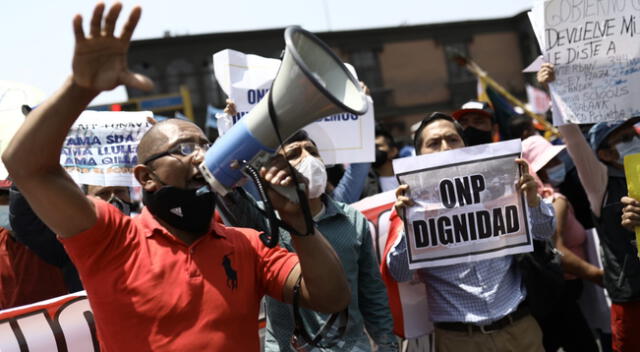 Manifestantes del Sutep y CGTP protestan en los exteriores del Congreso.