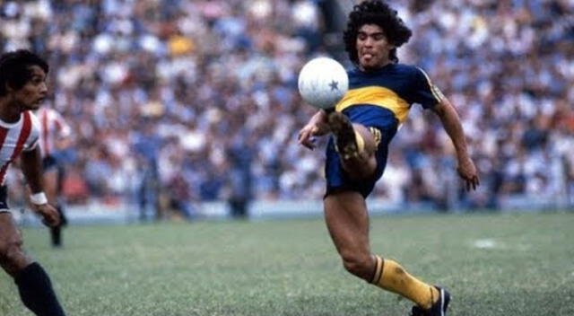 Diego Maradona es recordado por dominar bien el balón.