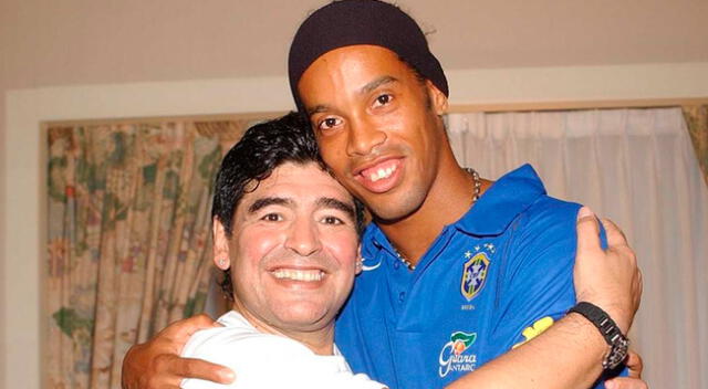 Ronaldinho y Maradona, buenos amigos del fútbol.