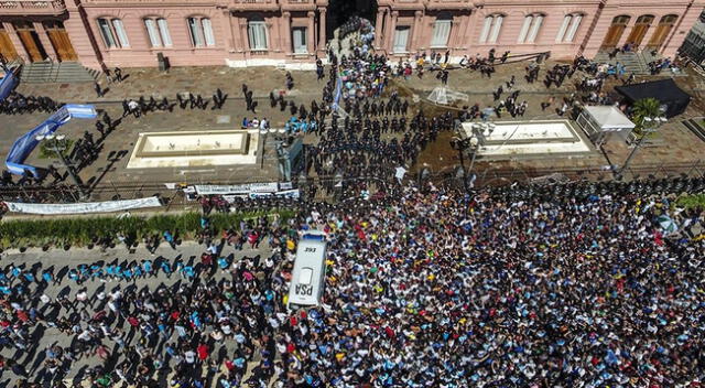 Restos de Diego Maradona son llevados al cementerio.