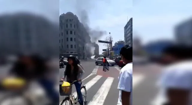 Hombres de rojo ya se encuentran en el lugar controlando el fuego.