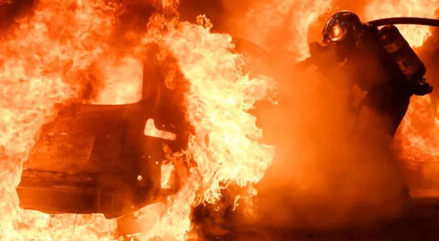 Los bomberos intentan apagar el fuego de un automóvil durante una protesta contra el proyecto de ley de seguridad en París, Francia.