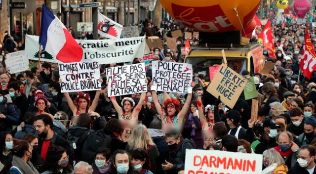 Un grupo de activistas de Femen muestran en París carteles contra la ley que impide grabar la violencia policial.