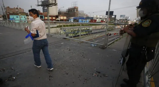 Enfrentamientos entre hinchas y PNP dejó varios destrozos en el Metropolitano.