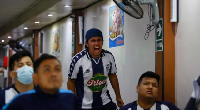 Cientos de hinchas lamentaron la derrota de Alianza Lima.