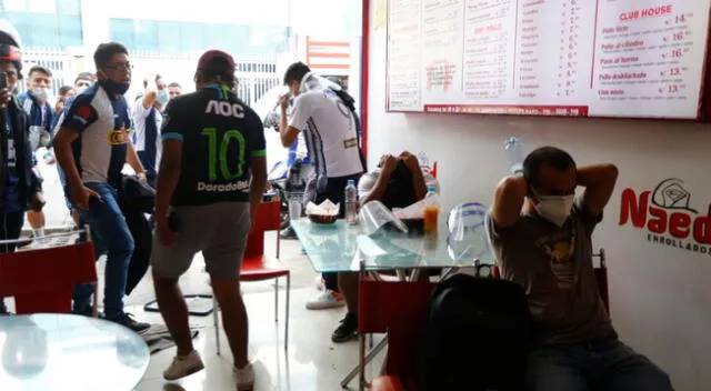 Cientos de hinchas lamentaron la derrota de Alianza Lima.