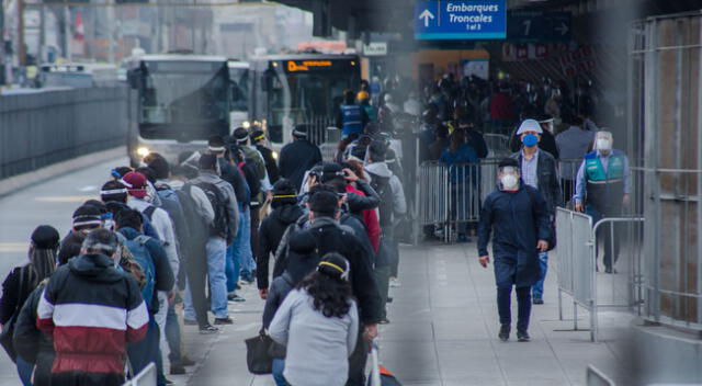 La medida de ATU tiene la finalidad de reducir las aglomeraciones y colas en el transporte público.