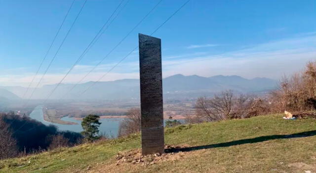 A diferencia del monumento de Utah, el aparecido en Rumania no tiene una superficie lisa, sino está cubierto con un patrón.