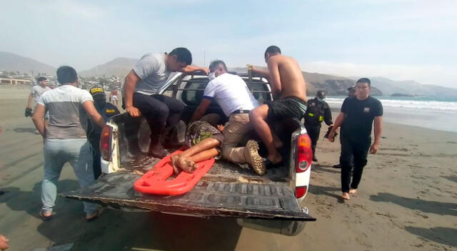 Todas las intervenciones en el mar se han realizado con especialistas en salvataje de la Policía Nacional del Perú, rescatando a decenas de personas.