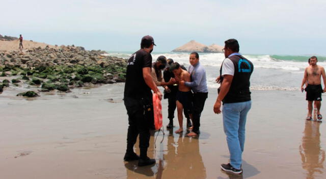 Todas las intervenciones en el mar se han realizado con especialistas en salvataje de la Policía Nacional del Perú, rescatando a decenas de personas.