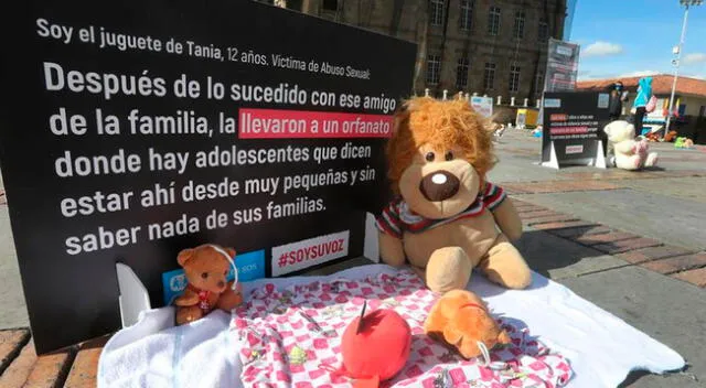 Instalación de muñecos en la Plaza Bolívar que hacen parte de una protesta realizada por la campaña.
